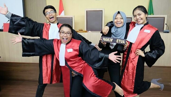 Mengetahui gambaran Jurusan hukum kerja apa saja dan belajar apa untuk mempersiapkan mental sebelum mendaftar ke universitas.
