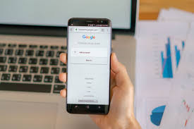 Memasukkan parameter Setting port SMTP Gmail yang benar saat menyambungkan email pekerjaan ke ponsel pintar.