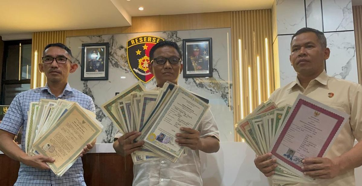 Pemahaman hukum tentang ijazah ditahan perusahaan sebelum menandatangani kontrak kerja.