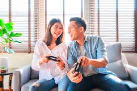Menjalin keakraban lewat sesi main game ps 4 berdua bareng orang terdekat di ruang tamu.
