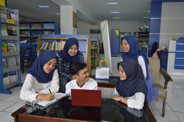 Menggunakan kecerdasan buatan atau ai untuk tugas sehari hari demi meringankan beban pikiran mahasiswa. 